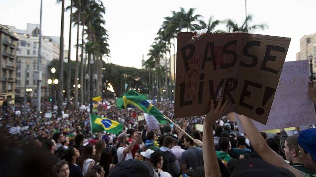 São Paulo - Protesto contra o aumento das passagens na Praça da Sé, no centro da capital paulista, na tarde desta terça-feira (18)