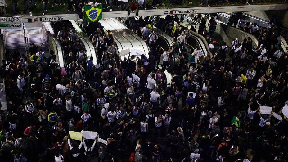 São Paulo - Protesto contra o aumento das passagens na Praça da Sé, no centro da capital paulista, na tarde desta terça-feira (18)