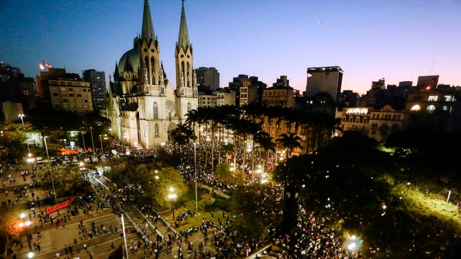 São Paulo - Manifestantes chegam na Praça da Sé, para protestar contra o aumento das passagens do transporte público