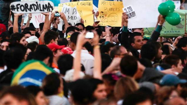 São Paulo - Manifestantes chegam na Praça da Sé, para protestar contra o aumento das passagens do transporte público