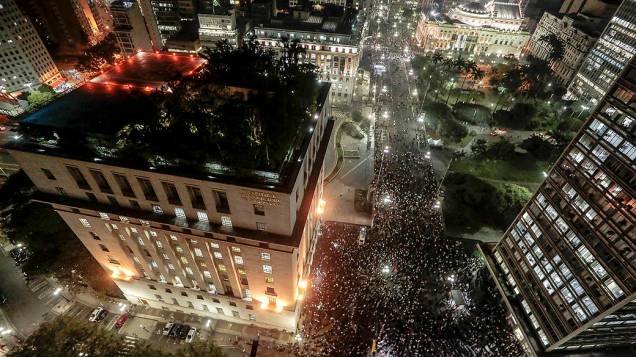 São Paulo - Manifestantes concentrados em frente ao prédio da prefeitura, no centro da cidade, durante o 6º dia de protesto contra a redução da tarifa do transporte público