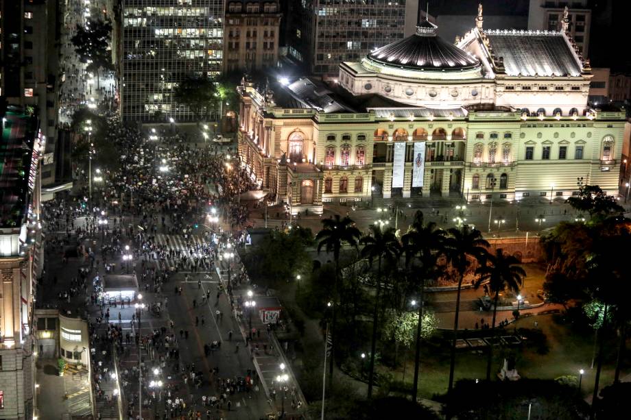 São Paulo - Manifestantes fazem protesto em frente ao Teatro Municipal, contra o aumento da tarifa do transporte público