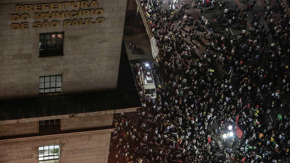 São Paulo - Manifestantes concentrados em frente ao prédio da prefeitura, no centro da cidade, durante o 6º dia de protesto contra a redução da tarifa do transporte público