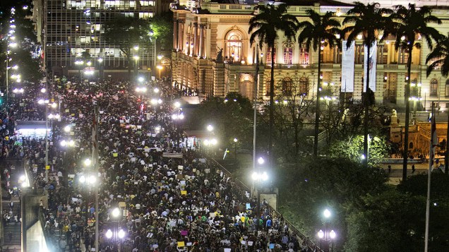 São Paulo - Manifestantes fazem protesto em frente ao Teatro Municipal, contra o aumento da tarifa do transporte público