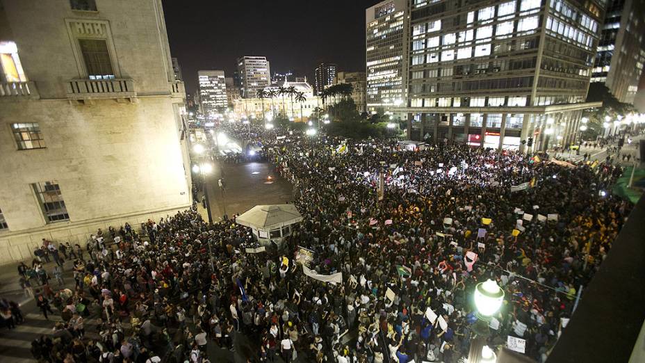 São Paulo - Manifestantes concentrados em frente ao prédio da prefeitura, no centro da cidade, durante o 6º dia de protesto contra a redução da tarifa do transporte público