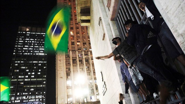 São Paulo - Manifestantes seguram bandeiras e em frente ao prédio da prefeitura