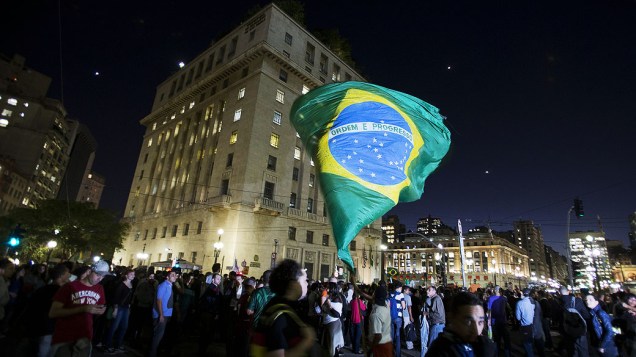 São Paulo - Manifestantes concentrados em frente ao prédio da prefeitura, no centro da cidade, durante o 6º dia de protesto contra a redução da tarifa do transporte público