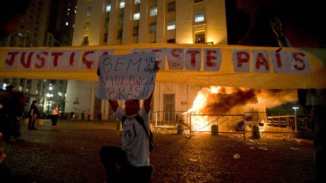 São Paulo - Carro de reportagem é incendiado em frente ao prédio da prefeitura, no protesto contra o aumento da tarifa do transporte público