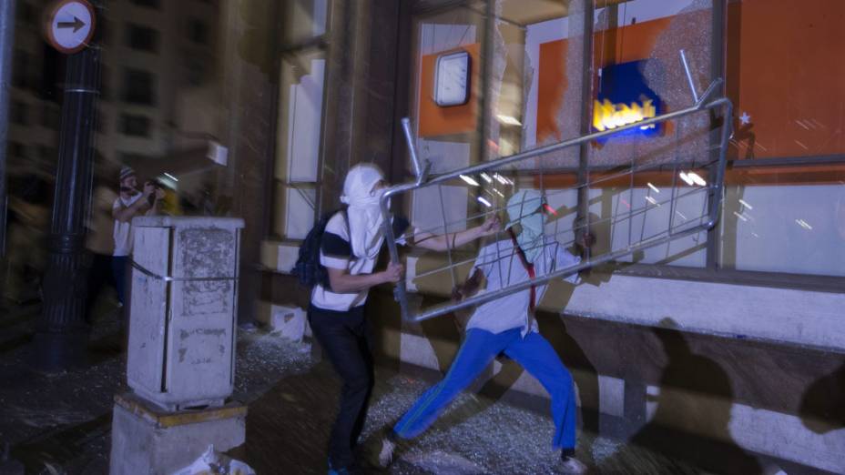 São Paulo - Manifestantes quebram a entrada de uma agência bancária, durante protesto contra o aumento da tarifa do transporte público