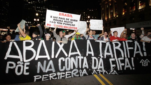 São Paulo - Manifestantes deixam a Praça da Sé, no centro da capital, e seguem rumo ao prédio da prefeitura