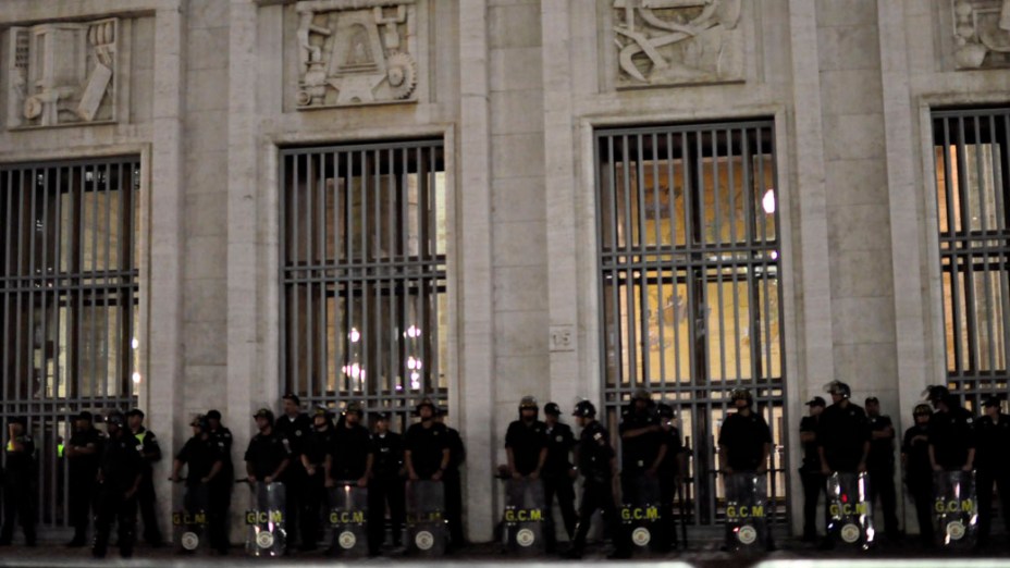 São Paulo - Manifestantes concentrados em frente ao prédio da prefeitura, no centro da cidade, durante o 6º dia de protesto contra a redução da tarifa do transporte público