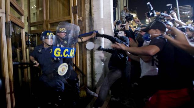 São Paulo - Manifestantes tentam entrar no prédio da prefeitura, em protesto contra o aumento da tarifa do transporte público