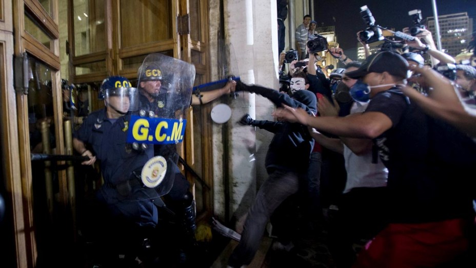 São Paulo - Manifestantes tentam entrar no prédio da prefeitura, em protesto contra o aumento da tarifa do transporte público