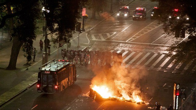 São Paulo - Policiais do choque em ação na Praça da República no centro, após ação de criminosos durante as manifestações contra o aumento da tarifa do transporte público na cidade