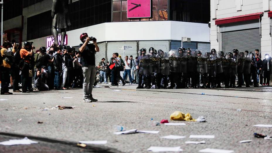 São Paulo - Policiais na Praça do Patriarca, após ação de criminosos durante as manifestações contra o aumento da tarifa do transporte público na cidade