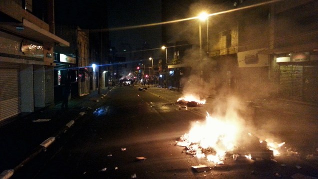 São Paulo - Sacos de lixo são incendiados na Rua Agusta, região central de São Paulo, durante protestos contra o aumento das tarifas do transporte público na cidade