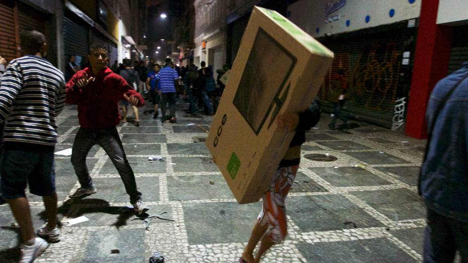 São Paulo - Vândalos se aproveitam da movimentação durante protestos contra o aumento das tarifas do transporte público, para saquear lojas no centro de São Paulo