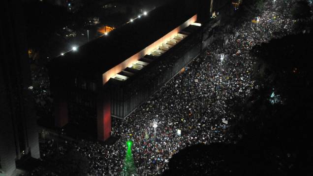São Paulo - Manifestantes protestam de maneira pacífica na Avenida Paulista, contra o aumento da tarifa do transporte público