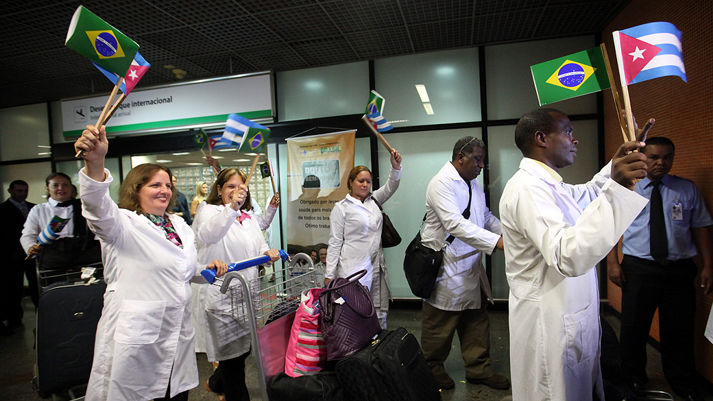 Médicos cubanos na chegada ao Brasil no aeroporto de Brasília - (24/08/2013)