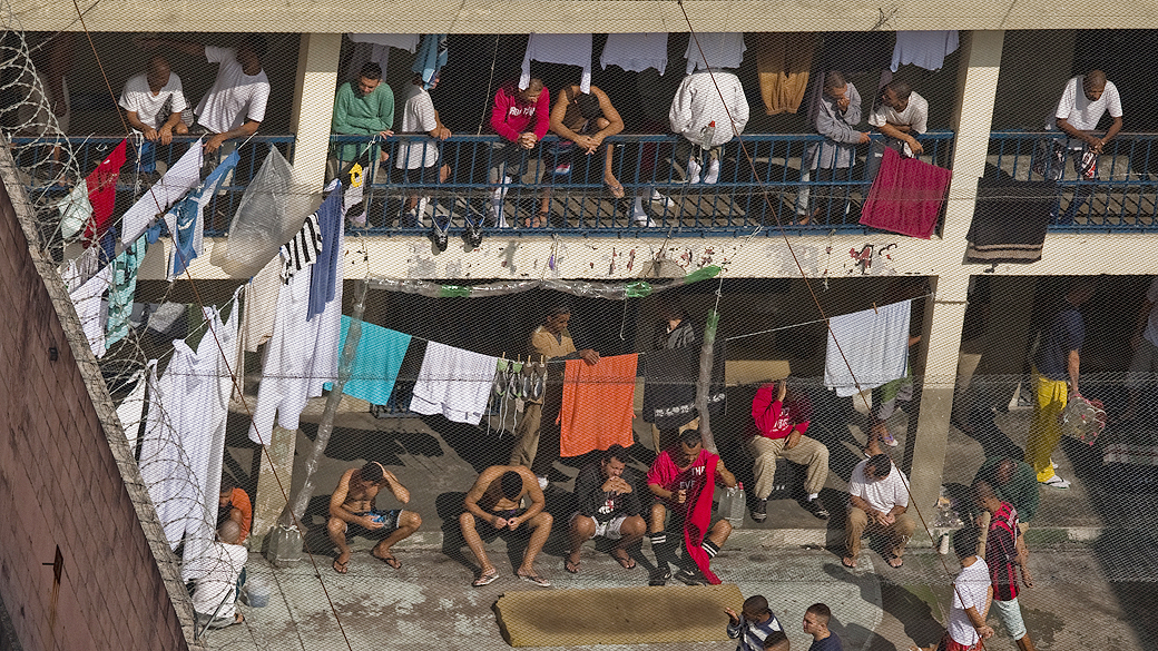 Presos tomam banho de sol no patio interno do Centro de Detenção Provisória de Pinheiros, na zona oeste de São Paulo