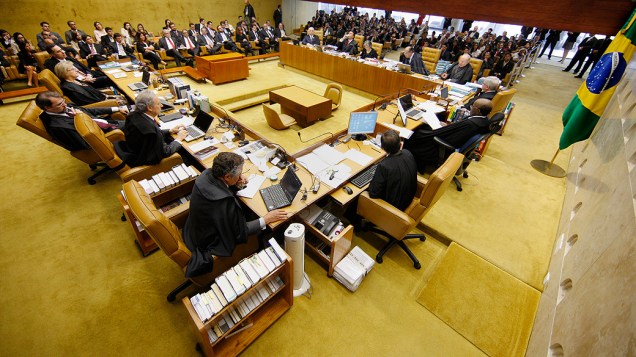 Ministro Celso de Mello vota sobre admissibilidade de embargos infringentes no caso do Mensalão