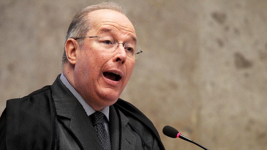 O ministro Celso de Mello em sessão do Supremo Tribunal Federal (STF), em Brasília, onde os ministros concluem o debate que decide se 12 dos 25 condenados por envolvimento no mensalão terão direito a novo julgamento
