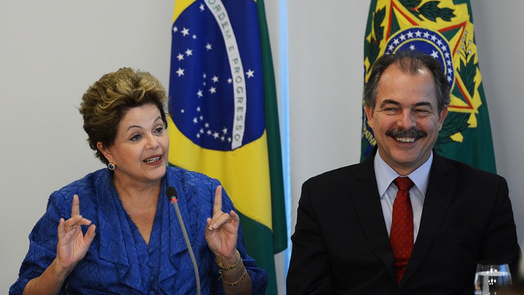 A presidente Dilma Rousseff e o ministro da educação Aloizio Mercadante, durante sanção das leis que criam universidades