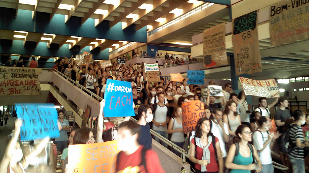 Estudantes fazem manifestação contra interdição da USP Leste