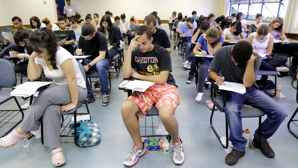 Estudantes realizam prova do vestibular da Fuvest 2014, em São Paulo