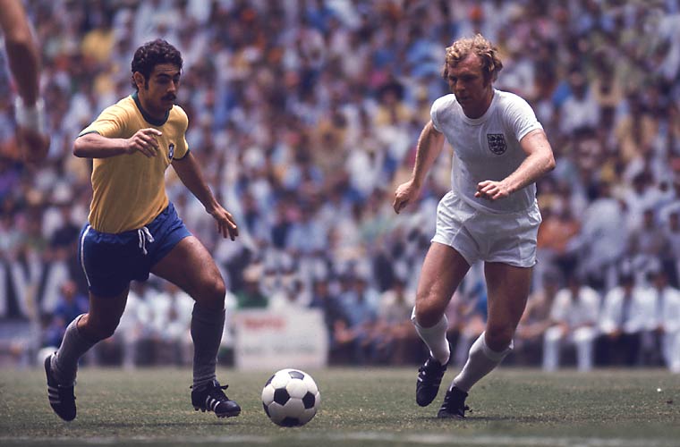 Rivellino e o inglês Bobby Moore, no mundial de 1970, no México