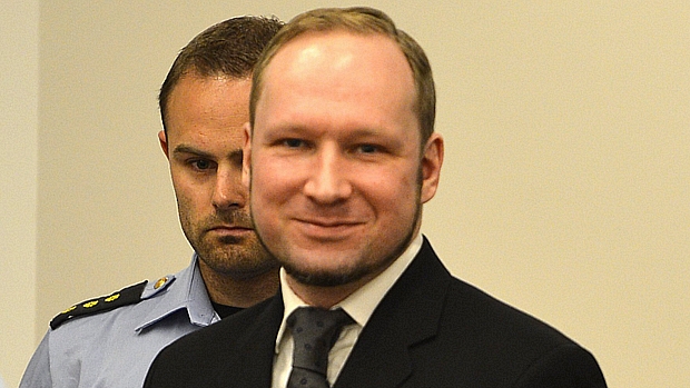 Riso: Anders Breivik ouve o veredicto que o condenou a 21 anos de prisão