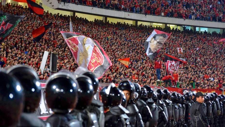 Confronto em estádio no Cairo em partida entre Ah Ahly, do Egito, e Sfaxien, da Tunísia