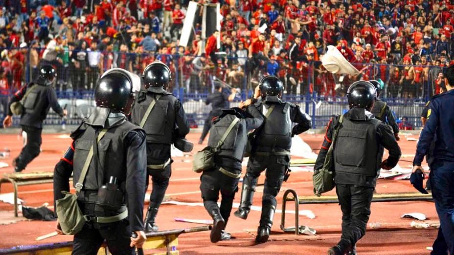 Confronto em estádio no Cairo em partida entre Ah Ahly, do Egito, e Sfaxien, da Tunísia