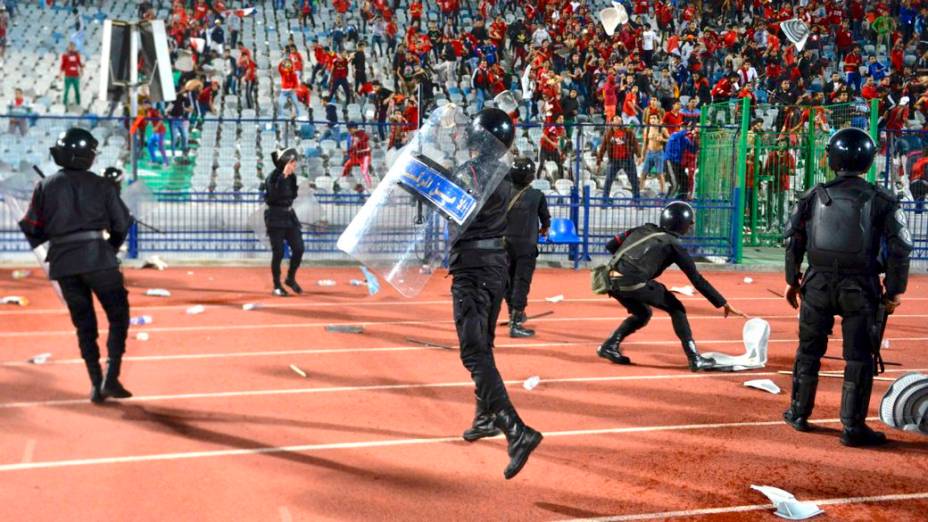 Confronto em estádio no Cairo em partida entre Ah Ahly, do Egito, e Sfaxien, da Tunísia