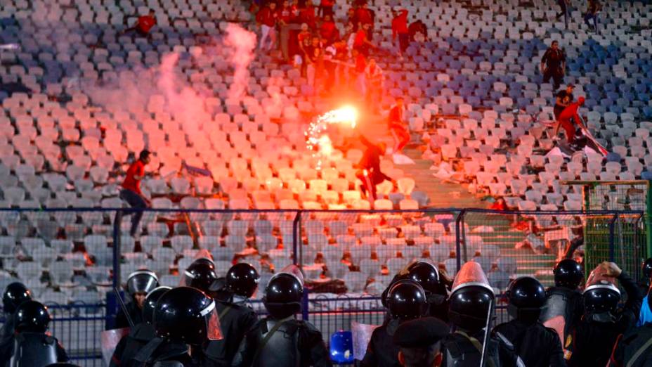 Confronto em estádio no Cairo em partida entre Ah Ahly, do Egito, e Sfaxien, da Tunísia