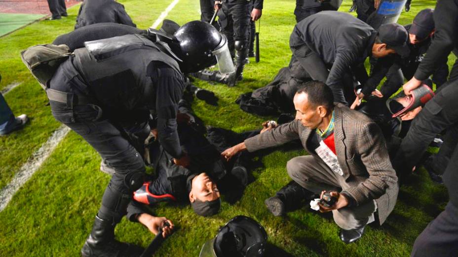 Confronto em estádio no Cairo em partida entre Ah Ahly, do Egito, e Sfaxien, da Tunísia