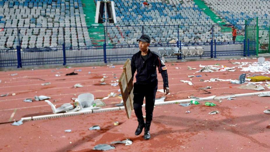 Confronto em estádio no Cairo em partida entre Ah Ahly, do Egito, e Sfaxien, da Tunísia