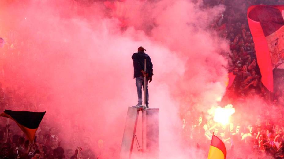 Confronto em estádio no Cairo em partida entre Ah Ahly, do Egito, e Sfaxien, da Tunísia