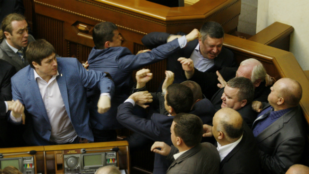 Deputados se agridem no Parlamento ucraniano