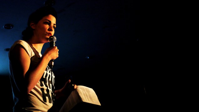 Alex Nightingale apresenta o Bright Club sobre Revoluções, no dia 21 de setembro de 2010