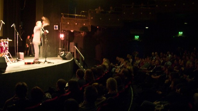 Plateia no teatro Bloomsbery, a casa de comédia mais famosa de Londres, com capacidade para 550 pessoas, durante o Bright Club sobre tesouros perdidos, no dia 26 de outubro de 2010