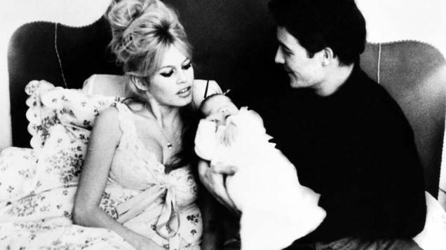 Brigitte Bardot, Jacques Charrier e o filho do casal, Nicolas, em 1960