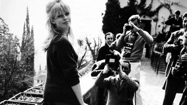 Brigitte Bardot e jornalistas em Roma, em 1962