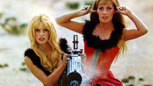 Brigitte Bardot e Jeanne Moreau em cena do filme Viva Maria, em 1965