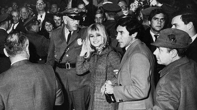Brigitte Bardot chegando em Los Angeles com o namorado Bob Zaguri