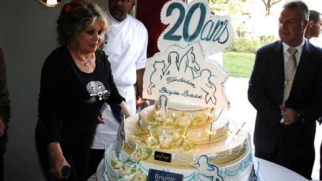 Brigitte Bardot comemora o aniversário de 20 anos de sua fundação que protege animais selvagens, em 2006