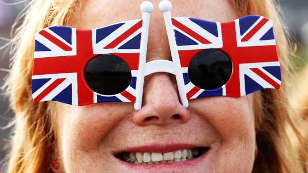Mulher usa óculos em homenagem à Grã-Bretanha e à rainha