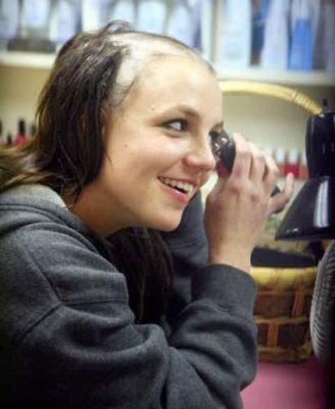 Após ter passado um dia internada em uma clínica de desintoxicação, em fevereiro de 2007, Britney foi a um salão de beleza na Califórnia e raspou o próprio cabelo
