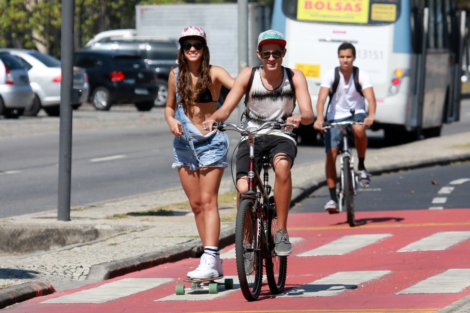 Bruna Marquezine anda de skate na orla da praia