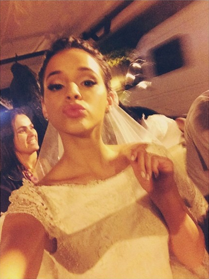 Bruna Marquezine vestida de noiva para gravações de Em Família